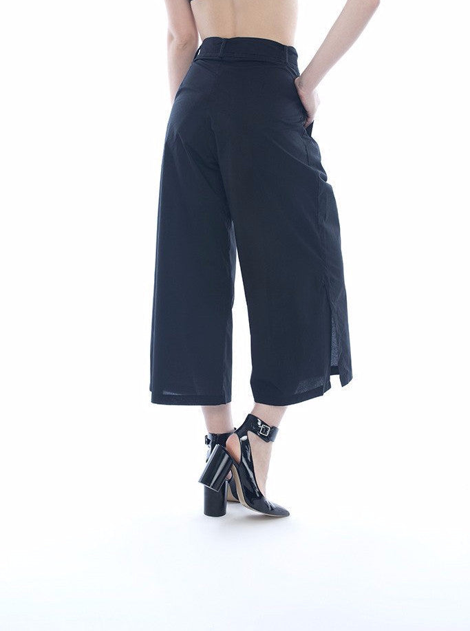 Wide Bottom Cropped Trousers in Black